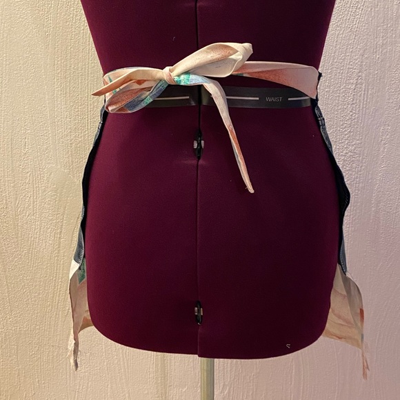 Apron: hand crafted denim waist work apron with two pockets, ruffle and lace. - Picture 3 of 3